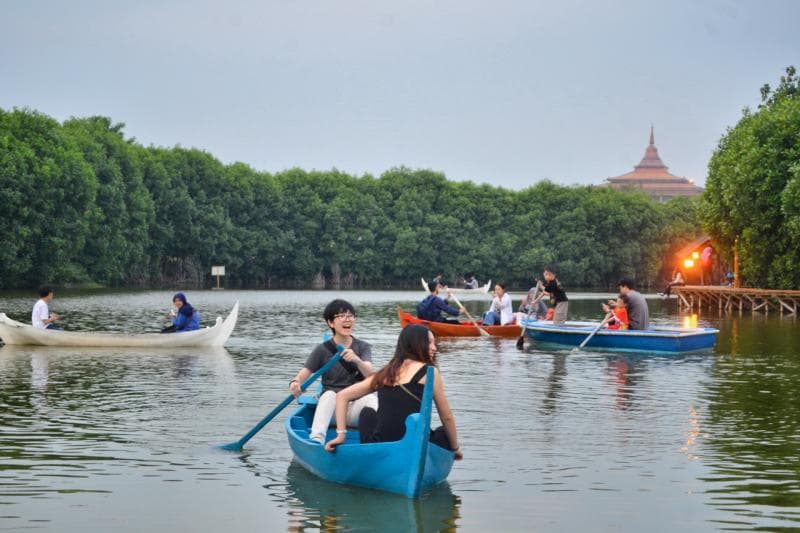 Menaiki perahu bersama pasangan di Grand Maerakaca, siapa yang nggak kangen? (Seputarsemarang)