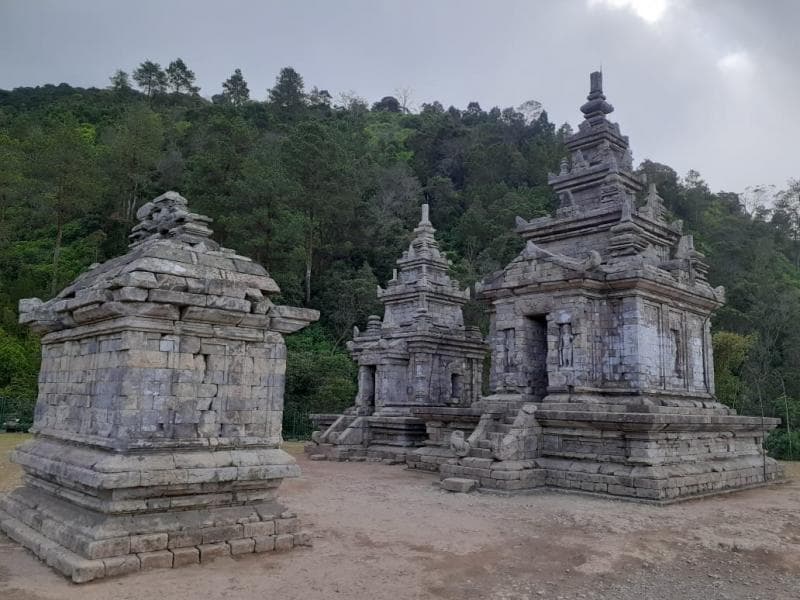 Candi Gedong Songo menjadi salah satu tempat yang menarik untuk dikunjungi. Sendiri atau rombongan, yang penting tetap jaga jarak aman ya. (Instagram/Masbag)