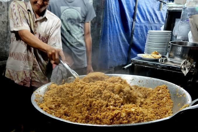 Memasak nasi goreng dalam porsi banyak. (Myeatandtravelstory)&nbsp;