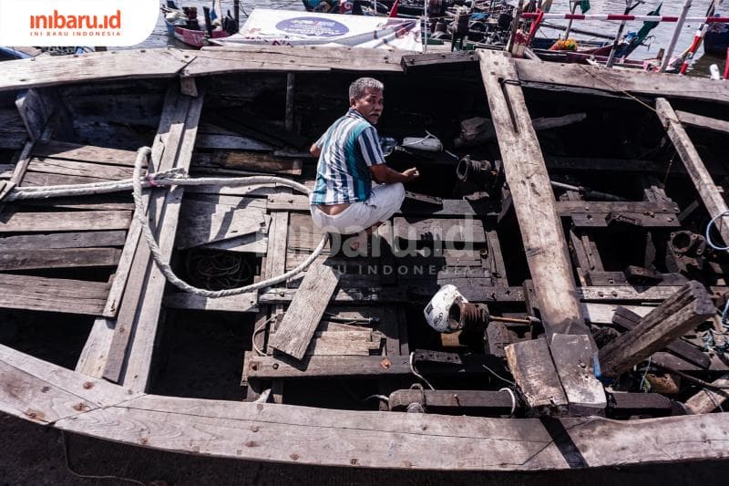 Para Penyelamat Kapal-Kapal Nelayan di Tambak Lorok