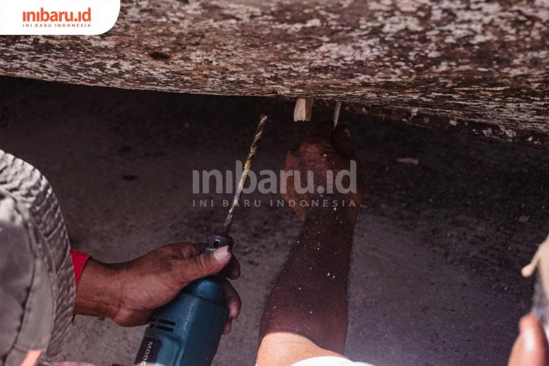 Menambal yang bocor. (Inibaru.id/ Audrian F)<br>