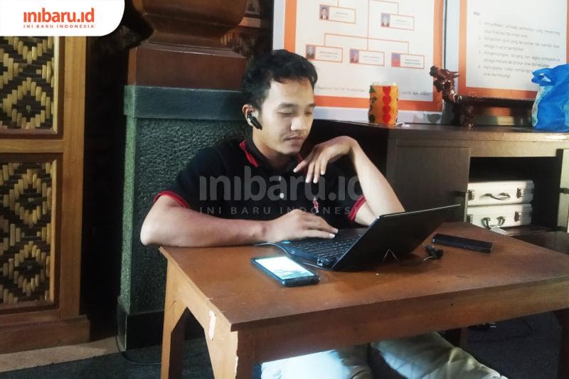 Satria, salah seorang pendamping di Omah Dongeng Marwah. (Inibaru.id/ Rafida Azzundhani)
