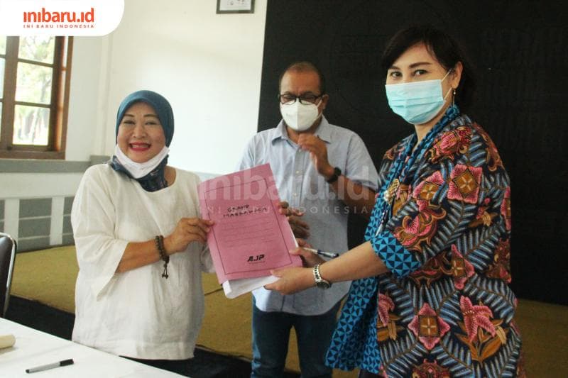 Penyerahan surat rekomendasi kepada pengelola Grand Maerokoco. (Inibaru.id/ Zulfa Anisah)