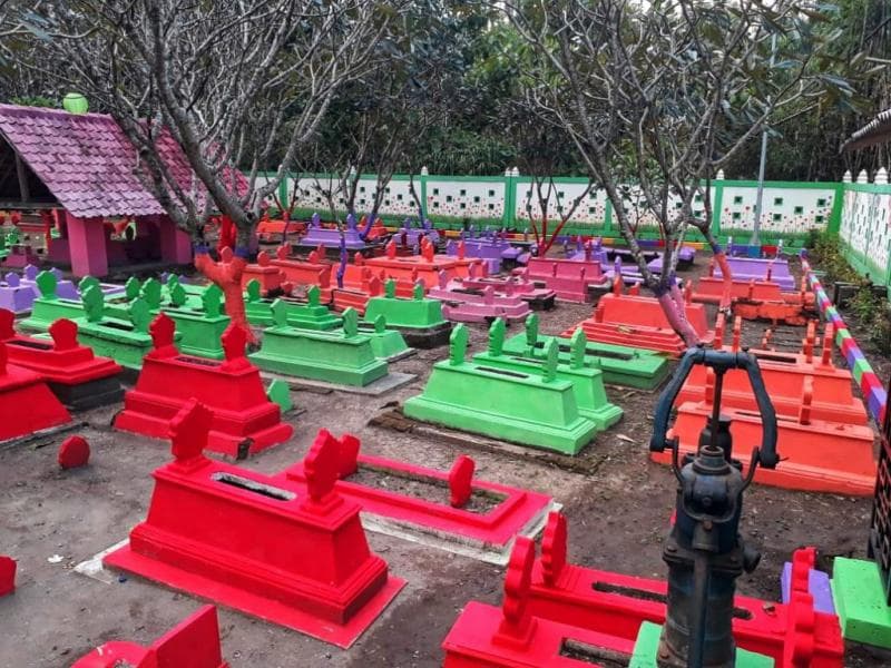 Makam dicat warna-warni agar nggak lagi terlihat seram. (LenteraToday)<br>