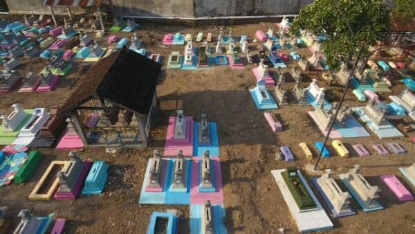 Dengan dicat warna-warni, diharapkan makam nggak seram dan bisa menjadi wisata religi. (MetroJateng)<br>