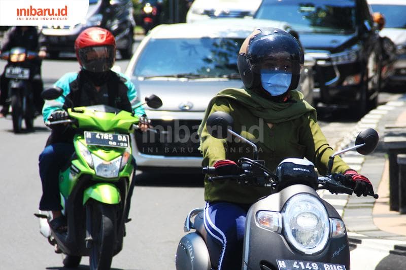 Menyalakan lampu motor saat siang hari. (Inibaru.id/ Triawanda Tirta Aditya) 