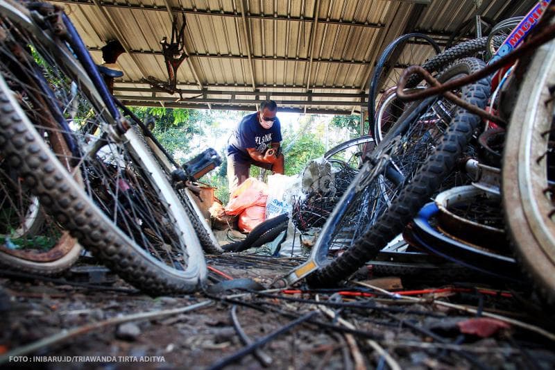 Calon pembeli diperbolehkan memilih langsung spare part untuk sepeda yang ingin diperbaiki.<br>