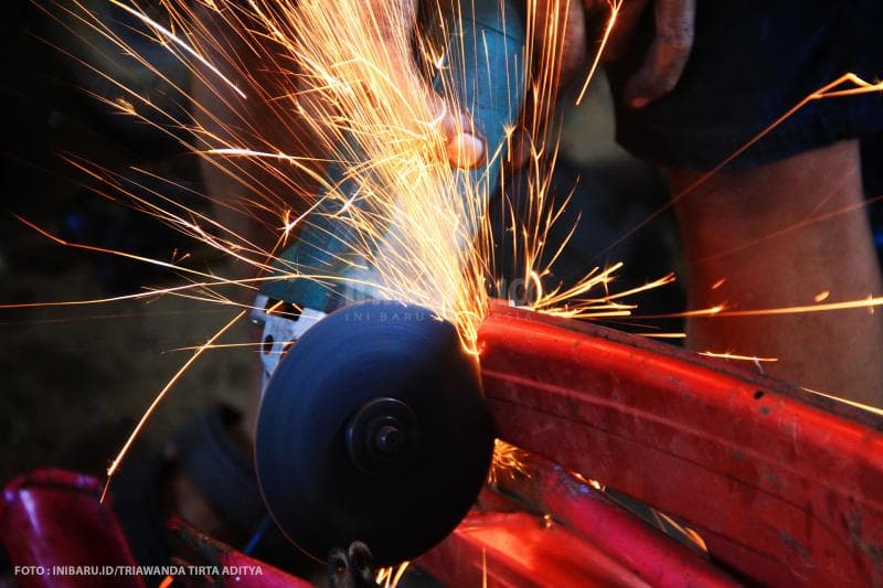 Rangka sepeda di las oleh teknisi bengkel X-San Bike<br>