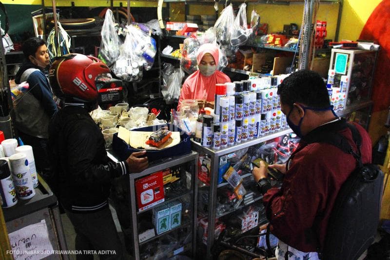 Toko ini juga menjual onderdil dan sepeda baru ataupun bekas<br>