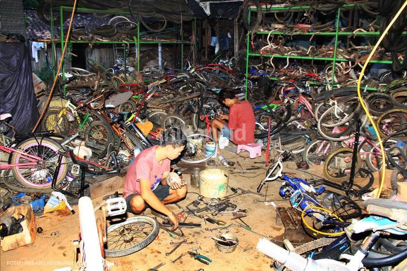 menjelang matahari tenggelam, pesanan perbaikan sepeda masih berdatangan<br>