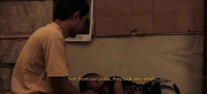 Jiwa sedang mendengarkan ayahnya mendongeng tentang bintang kejora dalam film Mata Jiwa. (Youtube Omah Dongeng Marwah)<br>