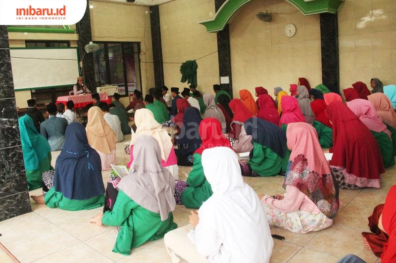 Kegiatan mengaji di pondok pesantren Al-Ikhlas. (Inibaru.id/ Zulfa Anisah)