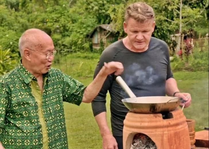 William Wongso saat mengajari Gordon Ramsay memasak rendang. (National Geographic)<br>