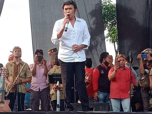 Penampilan Rhoma Irama dalam acara khitanan di Bogor. (Instagram/Gemapos.id)&nbsp;