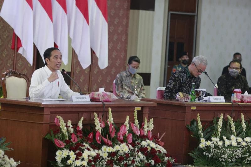 Melakukan rapat dengan beberapa pimpinan daerah di Jawa Tengah. (Humas Pemprov)<br>