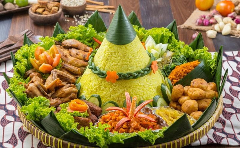 Tumpeng dengan beragam lauk adalah perwujudan hubungan manusia dengan Tuhan. (Qraved)