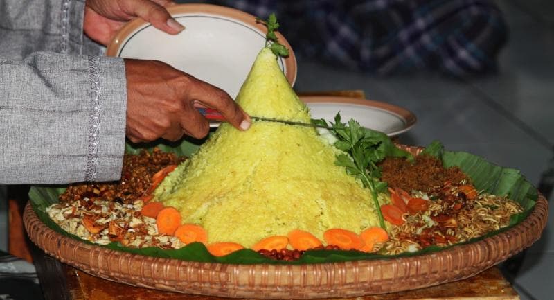 Cara memotong nasi tumpeng pada bagian atas ternyata nggak tepat. (Pixabay/Mufid Majnun)