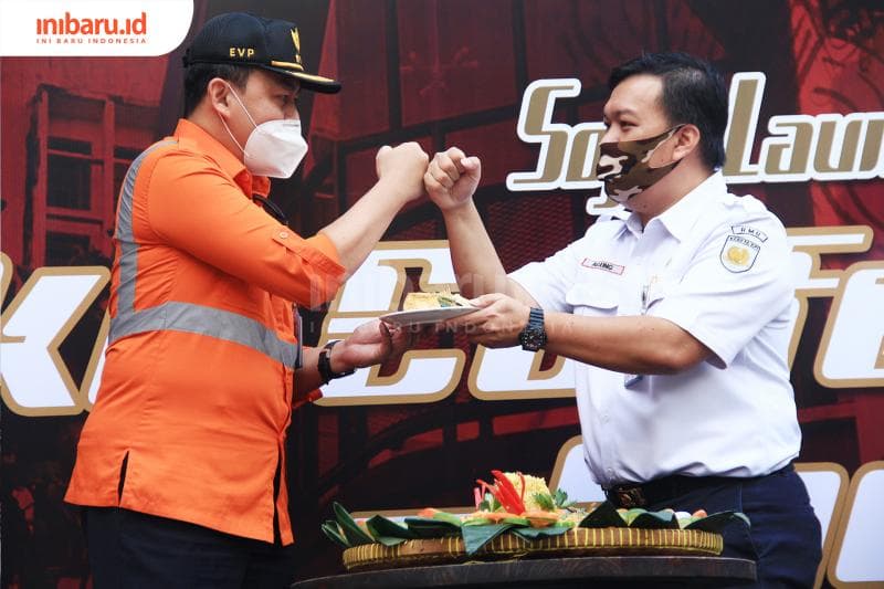 Kepala KAI Daop 4 Semarang, Muhammad Nurul Huda Dw Santoso (bertopi) bersama Vice President Business Development and Production PT RMU Agung Wahyu Wibawanto, saat meresmikan Loko Coffee Shop. (Inibaru.id/ Triawanda Tirta Aditya) <br>