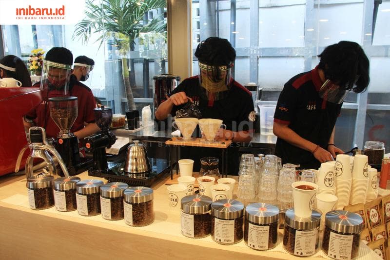 Barista Loko memakai face shield selama bekerja. (Inibaru.id/ Triawanda Tirta Aditya)<br>