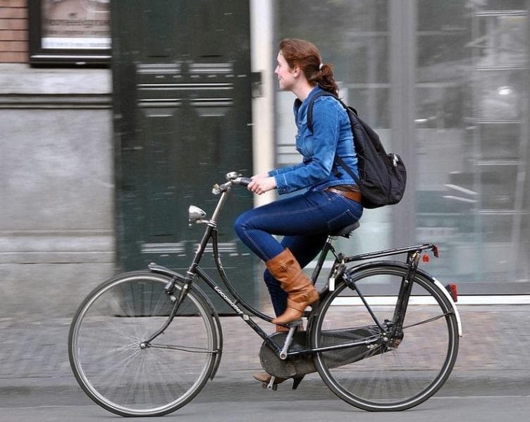 Bersepeda dilakukan di mana saja di Negeri Kincir Angin. (Amusingplanet)