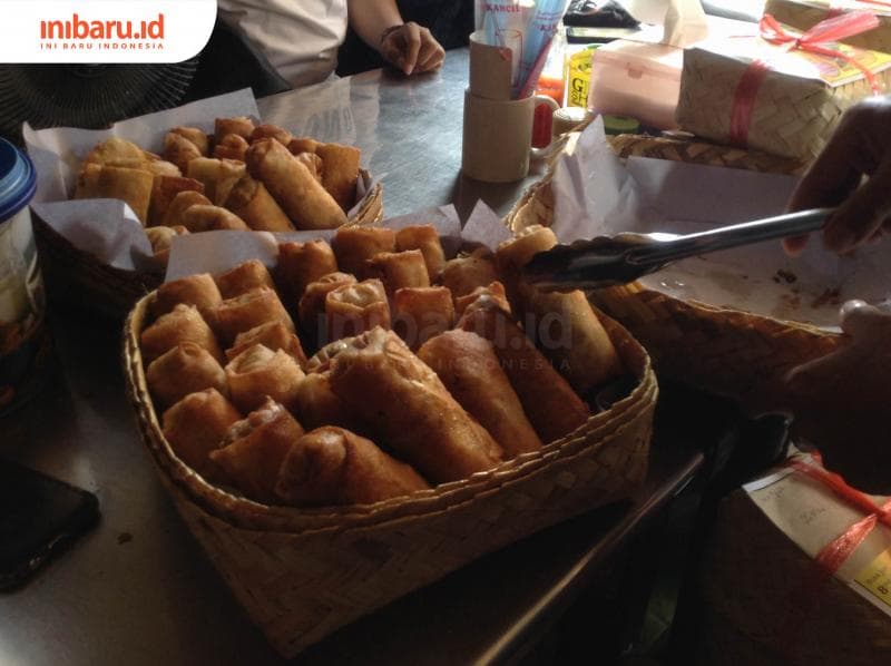 Lunpia Gang Lombok yang varian goreng ini paling nikmat disantap selagi hangat loh, Millens! (Inibaru.id/ Sitha Afril)