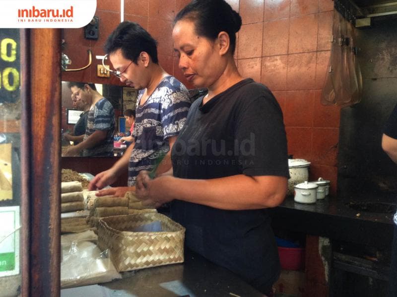 Seluruh proses pengolahan lunpia dilakukan di warung yang terletak di sebelah Klenteng Tay Kak Sie ini. (Inibaru.id/ Sitha Afril)