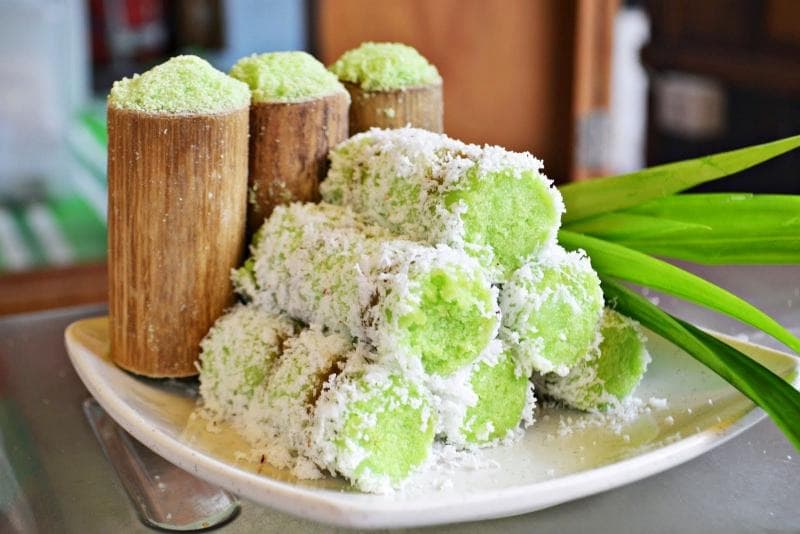 Kue putu pandan, diberi pewarna dan tambahan aroma daun pandan yang harum. (Pinterest)