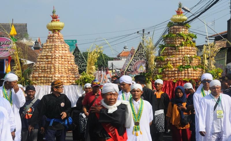 Gunungan apem pada acara Ya Qowwiyu. (Okezone.com)