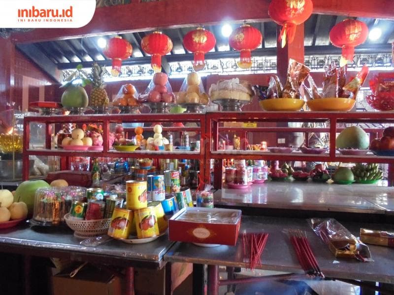 Aneka buah dan makanan bagi para dewa. (Inibaru.id/Isma Swastiningrum)