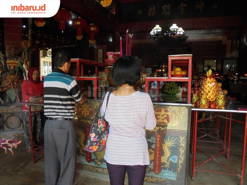 Ritual ibadah yang dijalani umat Tridharma. (Inibaru.id/ Isma Swastiningrum)