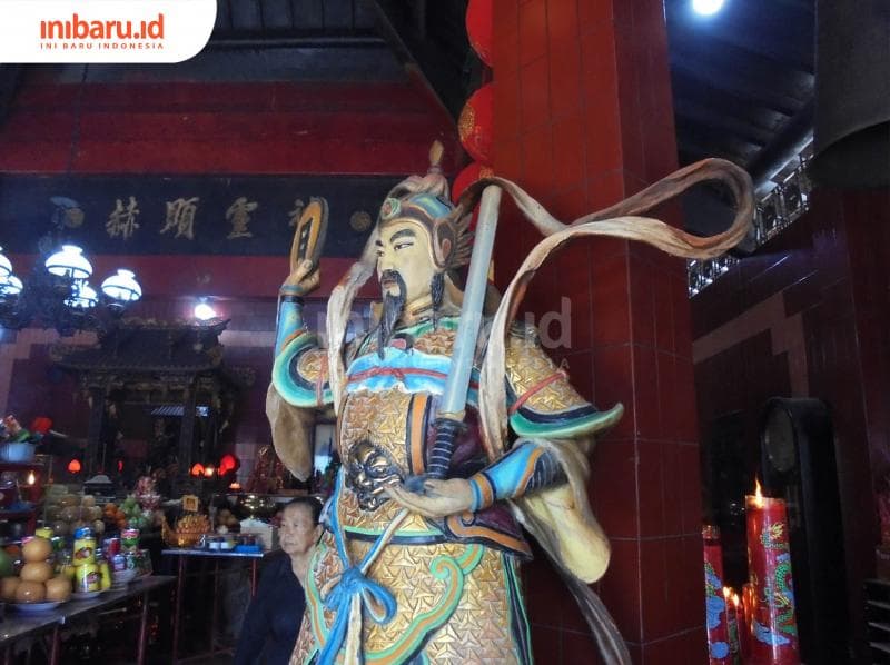 Salah satu dewa penjaga pintu utama Kelenteng Grajen. (Inibaru.id/ Isma Swastiningrum)