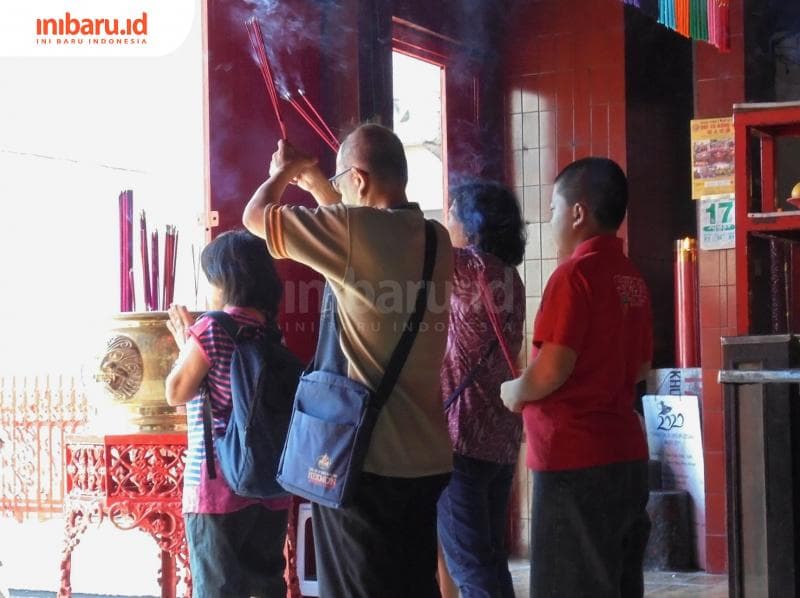 Ritual ibadah di Kelenteng Grajen. (Inibaru.id/ Isma Swastiningrum)