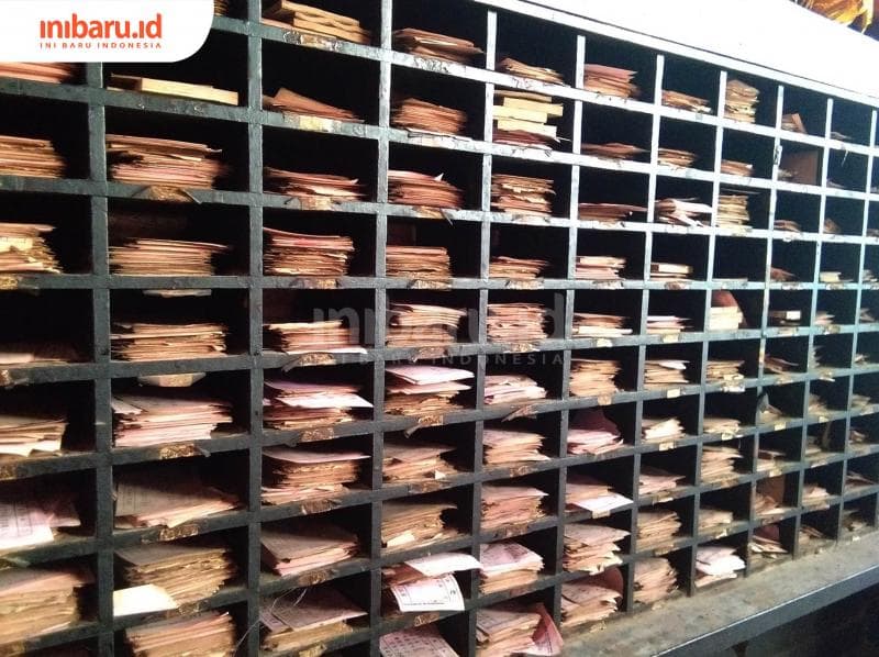 Laci lemari kayu yang berisi resep obat. (Inibaru.id/ Isma Swastiningrum)