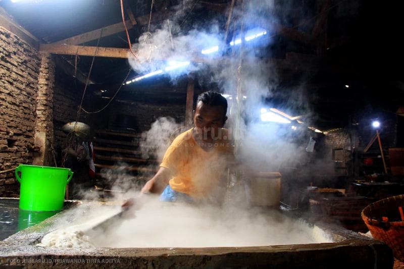 Adonan kedelai yang telah digiling dimasukkan ke kuali yang dibakar dengan tungku kayu. Adonan direbus selama satu jam.<br>