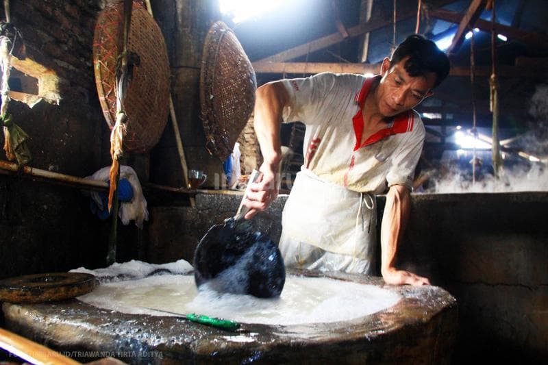 Adonan yang sudah direbus kemudian dimasukkan ke tempat terpisah.<br>