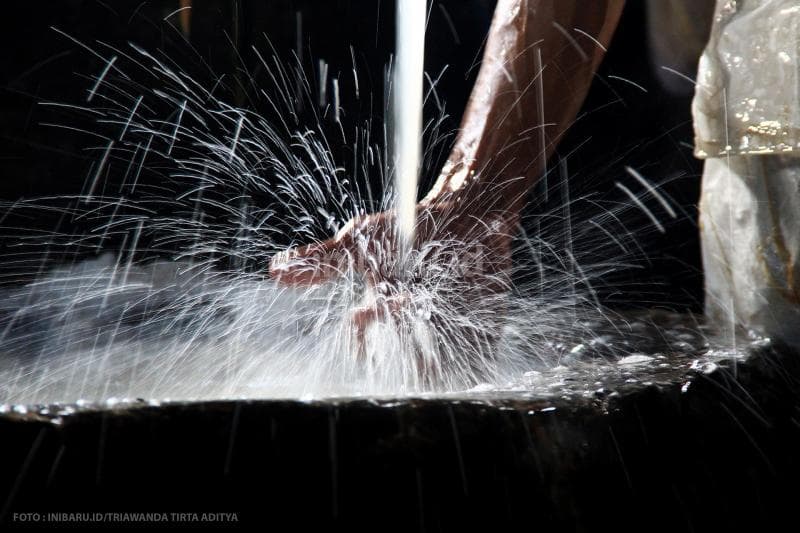 Proses pengolahan adonan yang telah direbus.<br>