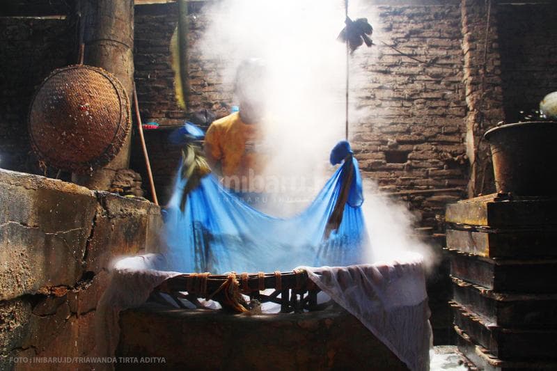 Adonan yang telah direbus dibersihkan dari ampas tahu menggunakan kain.<br>