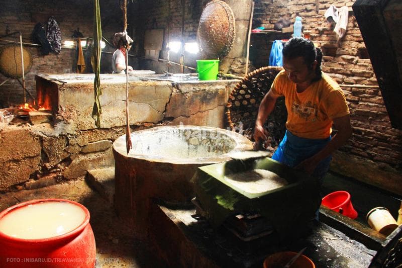 Setelah menghilangkan ampas tahu, adonan dimasukkan ke dalam kerangka kayu berukuran 45x45 sentimeter.<br>