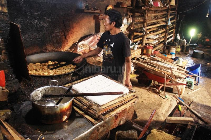 Sebagian adonan tahu ada yang langsung digoreng.<br>