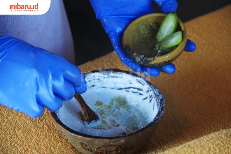 Menggunakan belimbing wuluh. (Inibaru.id/ Triawanda Trita Aditya)<br>
