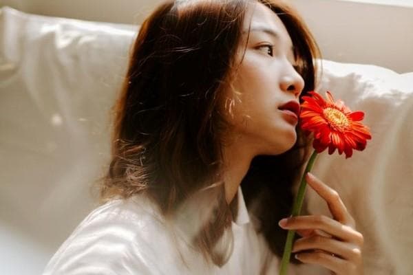 Ilustrasi - Kalau berteman nggak usah pakai curhat-curhatan segala, nanti baper! (Unsplash/Anthony Tran)<br>