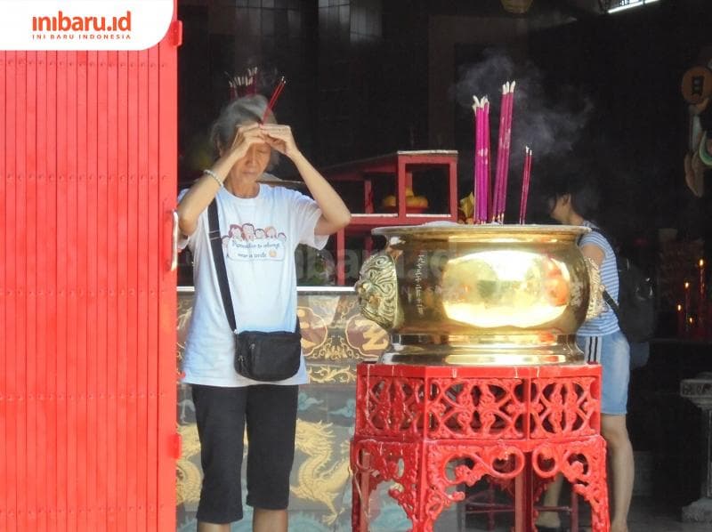 Umat Tionghoa tengah sembayang di Kelenteng Grajen. (Inibaru.id/Isma Swastiningrum)