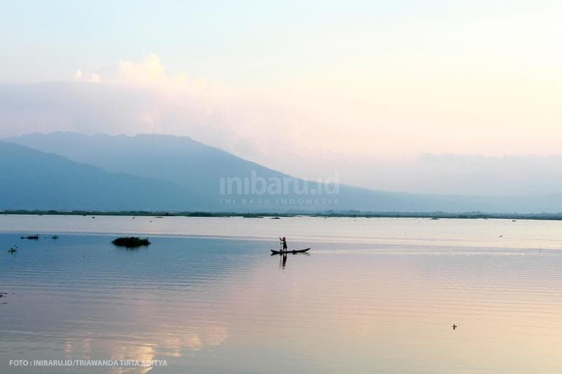 Nelayan yang sedang menangkap ikan juga jadi pemandangan indah.<br>