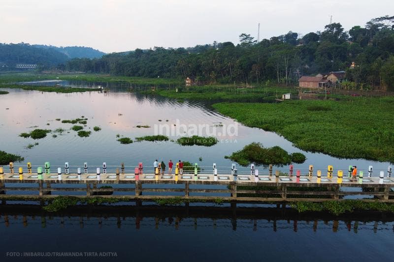 Wisatawan menikmati pemandangan Rawa Pening dari jembatan<br>