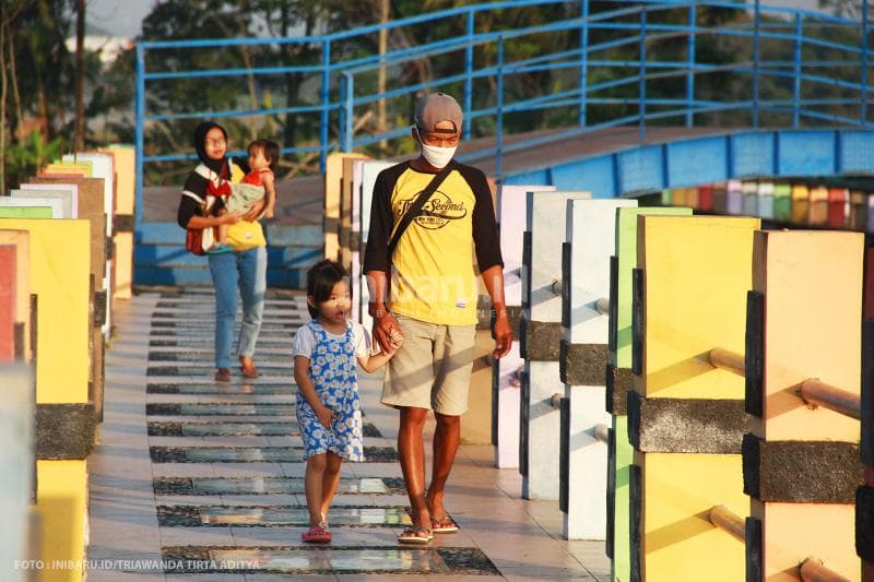 Jembatan ini juga cocok dikunjungi satu keluarga untuk refreshing.<br>