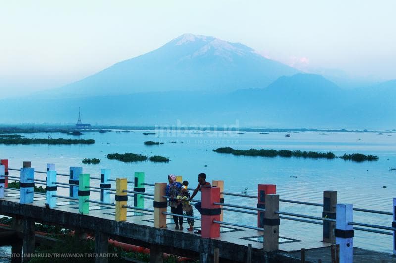 Menjelang matahari terbenam, pemandangan gunung Merbabu bisa terlihat.<br>