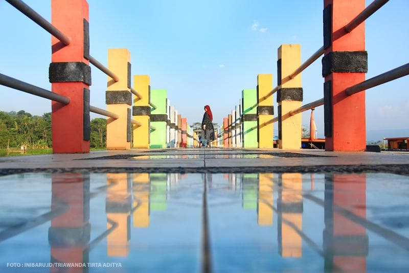 Suasana sejuk dari Rawa Pening menyelimuti jembatan ini.<br>