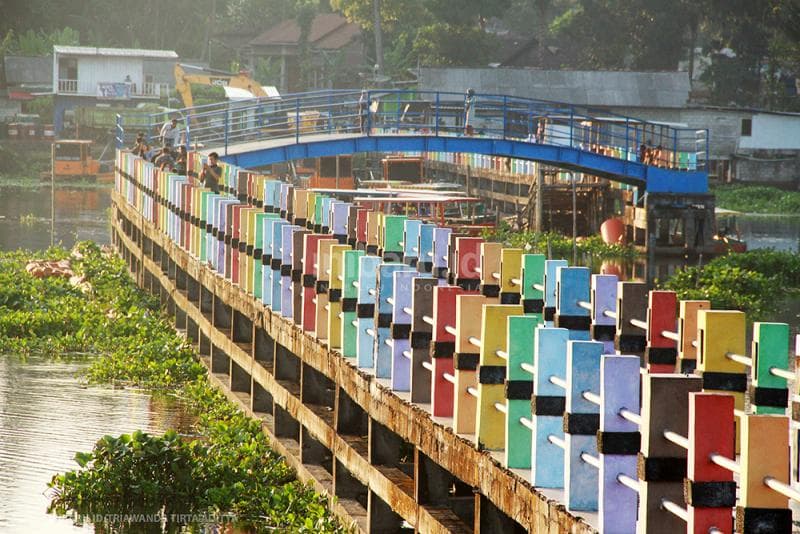 Cat warna-warni menjadi daya tarik wisatawan.<br>