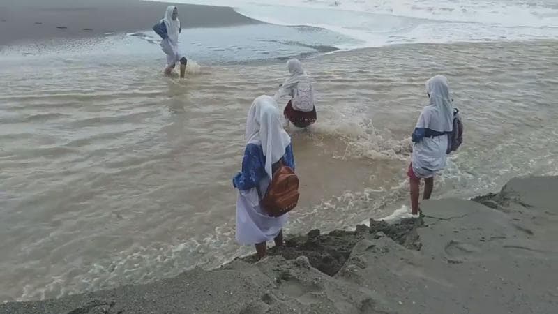 Demi Berangkat Sekolah, Siswi Seberangi Sungai Deras di Maluku
