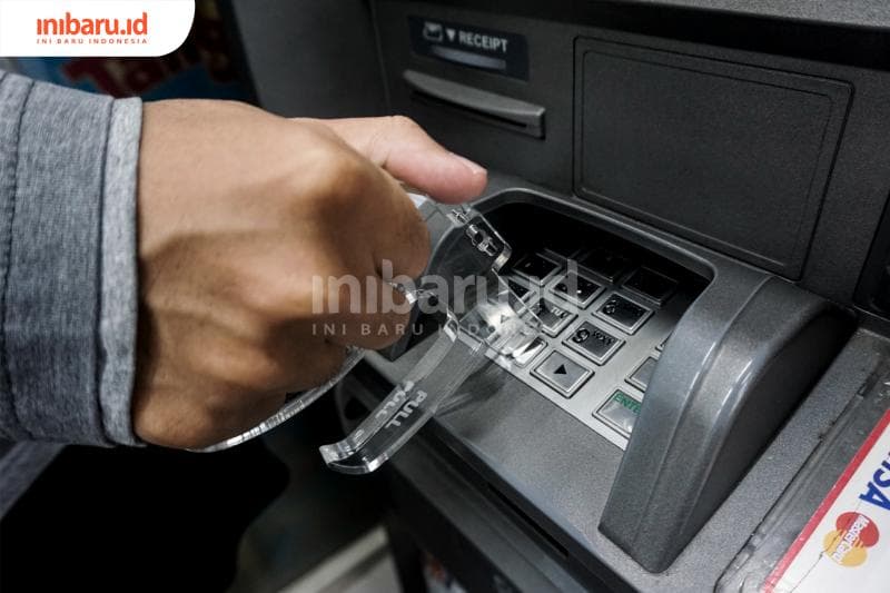Beredar kabar di Whatsapp mengenai tips menggagalkan penipuan ATM dengan menekan tombol Cancel. (Inibaru.id/ Audrian F)<br>